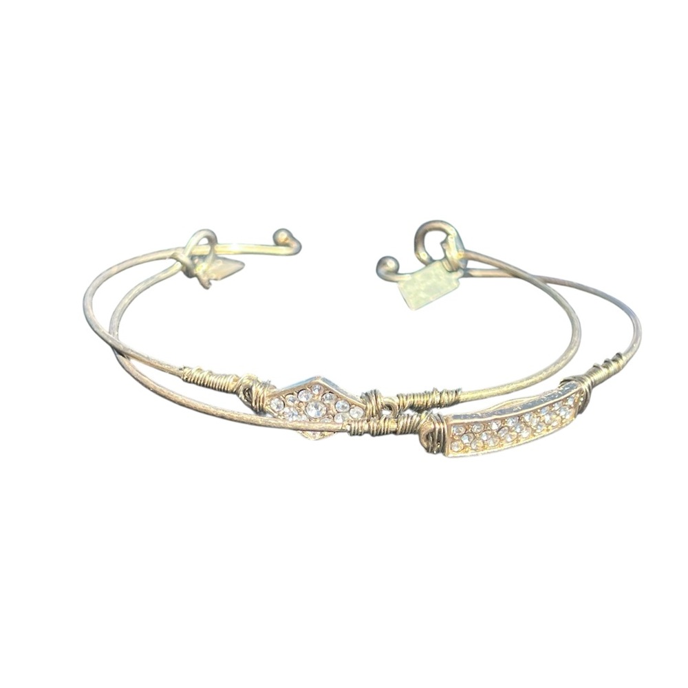 🚨𝐂𝐋𝐄𝐀𝐑𝐎𝐔𝐓 𝐒𝐀𝐋𝐄🚨𝐂𝐀𝐍𝐕𝐀𝐒 by Dillard’s crystal wire gold tone bangle bracelet set